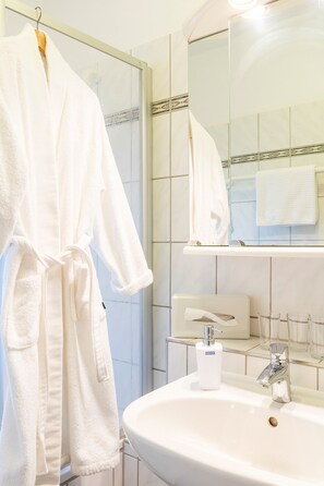 Apartment, 2 Bedrooms | Bathroom | Free toiletries, hair dryer, towels - Elisabetha (Hannover)