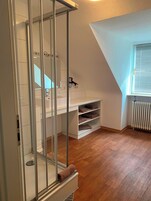 Artículos de tocador gratuitos, secador de pelo, toallas