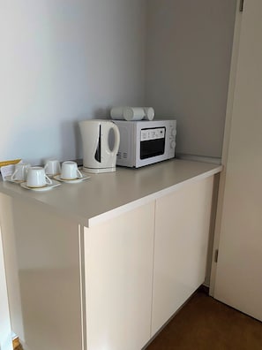 Apartment, 3 Bedrooms | Desk, laptop workspace, iron/ironing board, free WiFi - Elisabetha (Hannover)