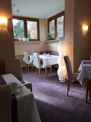 Tägliches Frühstücksbuffet (8.50 EUR pro Person)