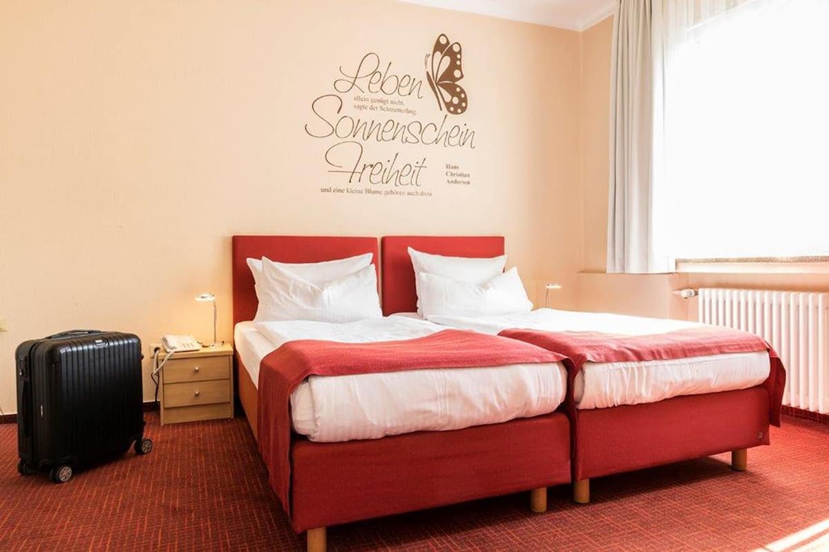 Standard Double Room | Meja, ruang kerja komputer riba, seterika/papan seterika, Wi-fi percuma