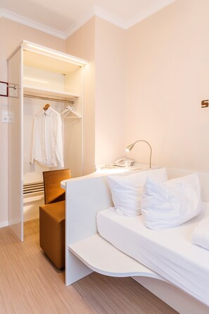 Desk, laptop workspace, iron/ironing board, free WiFi - Elisabetha (Hannover)