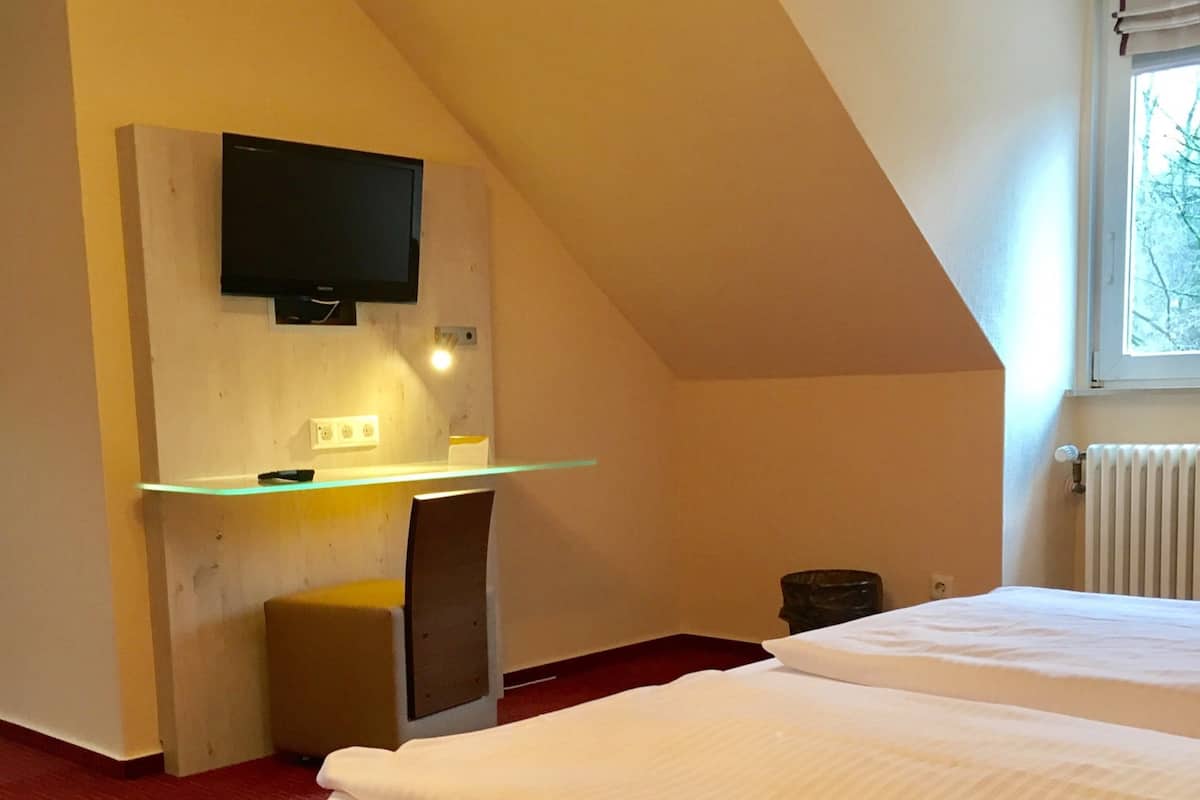 Triple Room | Meja, ruang kerja komputer riba, seterika/papan seterika, Wi-fi percuma