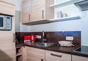 Studio standard | Cucina privata | Frigorifero, microonde (su richiesta), piano cottura