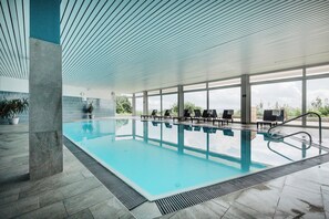 2 inomhuspooler och solstolar