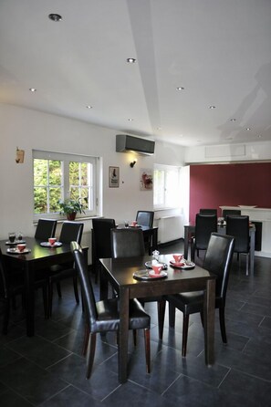 Tägliches Frühstücksbuffet (7 EUR pro Person)
