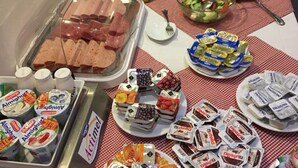 A buffet table with various food items and condiments. - Hotel Villa Stockum (Düsseldorf)