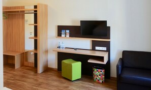 Habitación triple Confort | Ropa de cama hipoalergénica y decoración individual