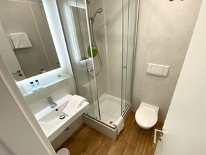 Ducha, secador de pelo y toallas