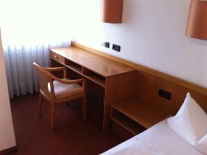 Desk, blackout drapes, free WiFi, bed sheets - Hotel Bacchusstube garni (Goldbach)