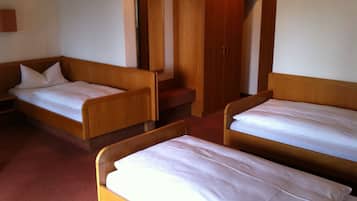 Dreibettzimmer | Schreibtisch, Verdunkelungsvorhänge, kostenloses WLAN, Bettwäsche
