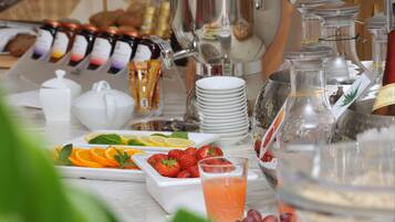 Een ontbijtbuffet met diverse etenswaren en drankjes.