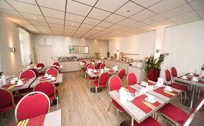 Dagelijks ontbijtbuffet (EUR 19.5 per persoon)