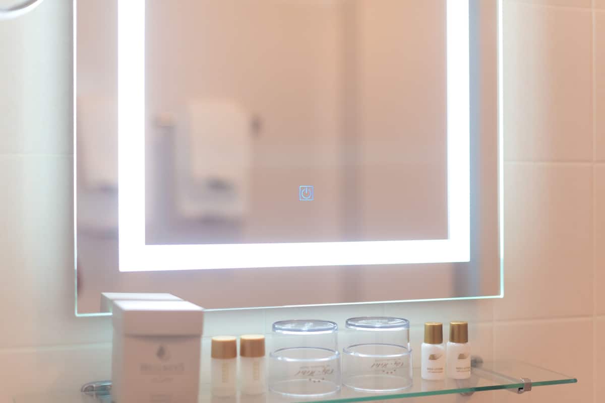 1 bedroom, hypo-allergenic bedding, memory-foam beds, in-room safe