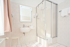 Ducha, artículos de higiene personal gratuitos y secador de pelo