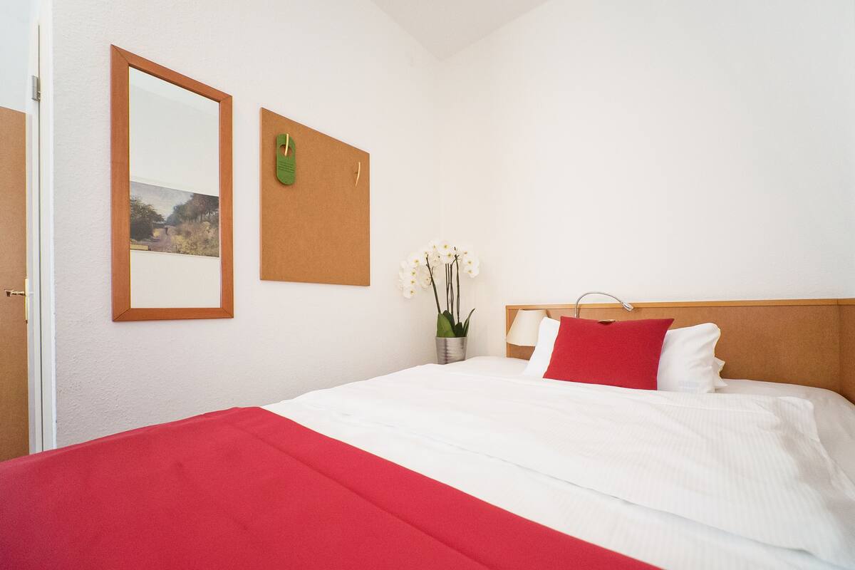 Standard Single Room | Hypo-allergenic bedding available, memory foam beds, in-room safe, desk