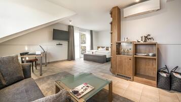 Rom – executive (Premium +) | Oppholdsområde | En 55-tommers smart-TV med Parabol-TV samt TV og Netflix