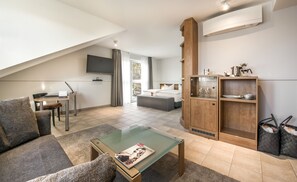 Executive Room (Premium +) | Living area | 55-inch Smart TV with satellite channels, TV, Netflix - Hotel VierJahreszeiten am Seilersee (Iserlohn)