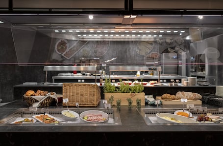 Desayuno buffet diario (EUR 20 por persona)