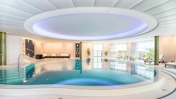 Indoor pool, sun loungers