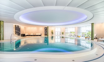 Indoor pool, sun loungers