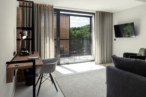 Design Studio | Living area | 55-inch Smart TV with satellite channels, TV, Netflix - Hotel VierJahreszeiten am Seilersee (Iserlohn)