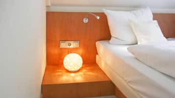 Doppelzimmer Seeseite Haupthaus | Zimmersafe, Schreibtisch, Babybetten, Zustellbetten