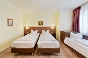 Triple Room | In-room safe, desk, free WiFi, bed sheets - Hotel Schumacher (Düsseldorf)