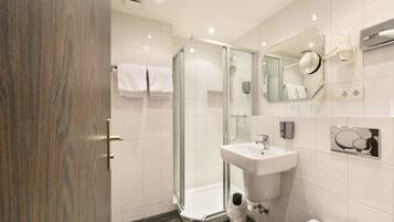 Economy Twin Room, 2 Twin Beds | In-room safe, desk, free WiFi, bed sheets