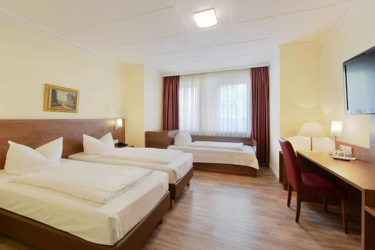 Triple Room | Peti besi dalam bilik, meja, Wi-fi percuma, cadar katil