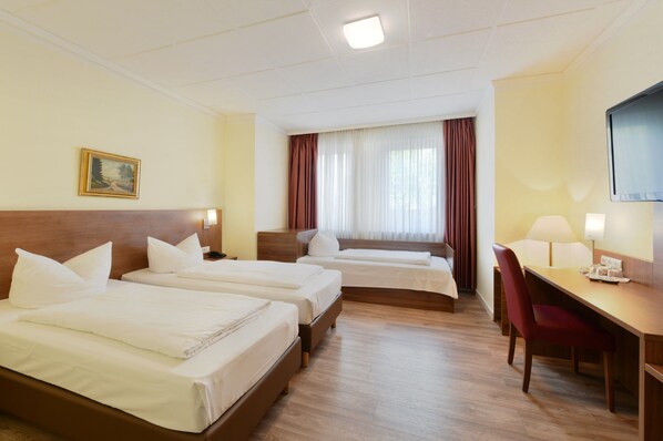Triple Room | In-room safe, desk, free WiFi, bed sheets - Hotel Schumacher (Düsseldorf)