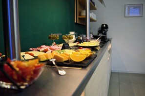 Buffet breakfast for a fee on weekends - Hotel Schumacher (Düsseldorf)