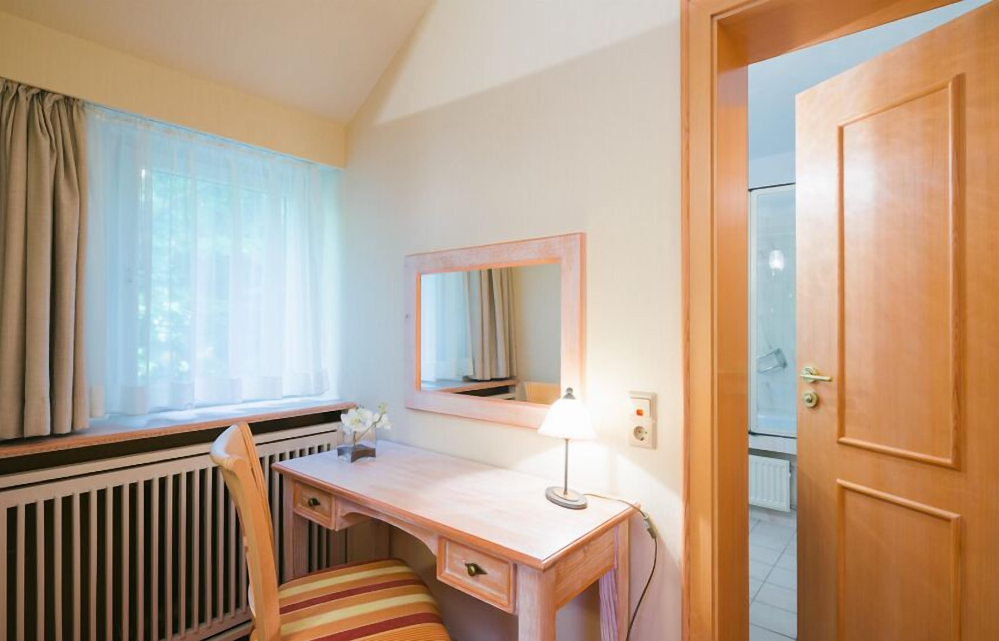 single room | in-room business centre