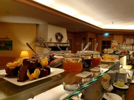 Café da manhã com buffet todos os dias mediante uma taxa