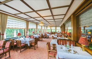 Bữa sáng buffet hàng ngày với phụ phí nhỏ 