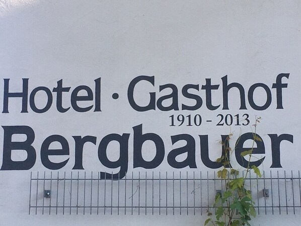 Front of property - Hotel Bergbauer (Neuburg)