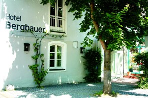 Front of property - Hotel Bergbauer (Neuburg)
