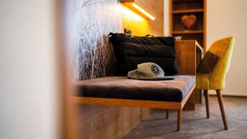 Ropa de cama de alta calidad, minibar, caja fuerte y escritorio