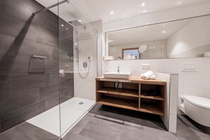 Dobbeltrom – superior (large bathroom, terrace) | Sengetøy av topp kvalitet, minibar, safe på rommet og skrivebord