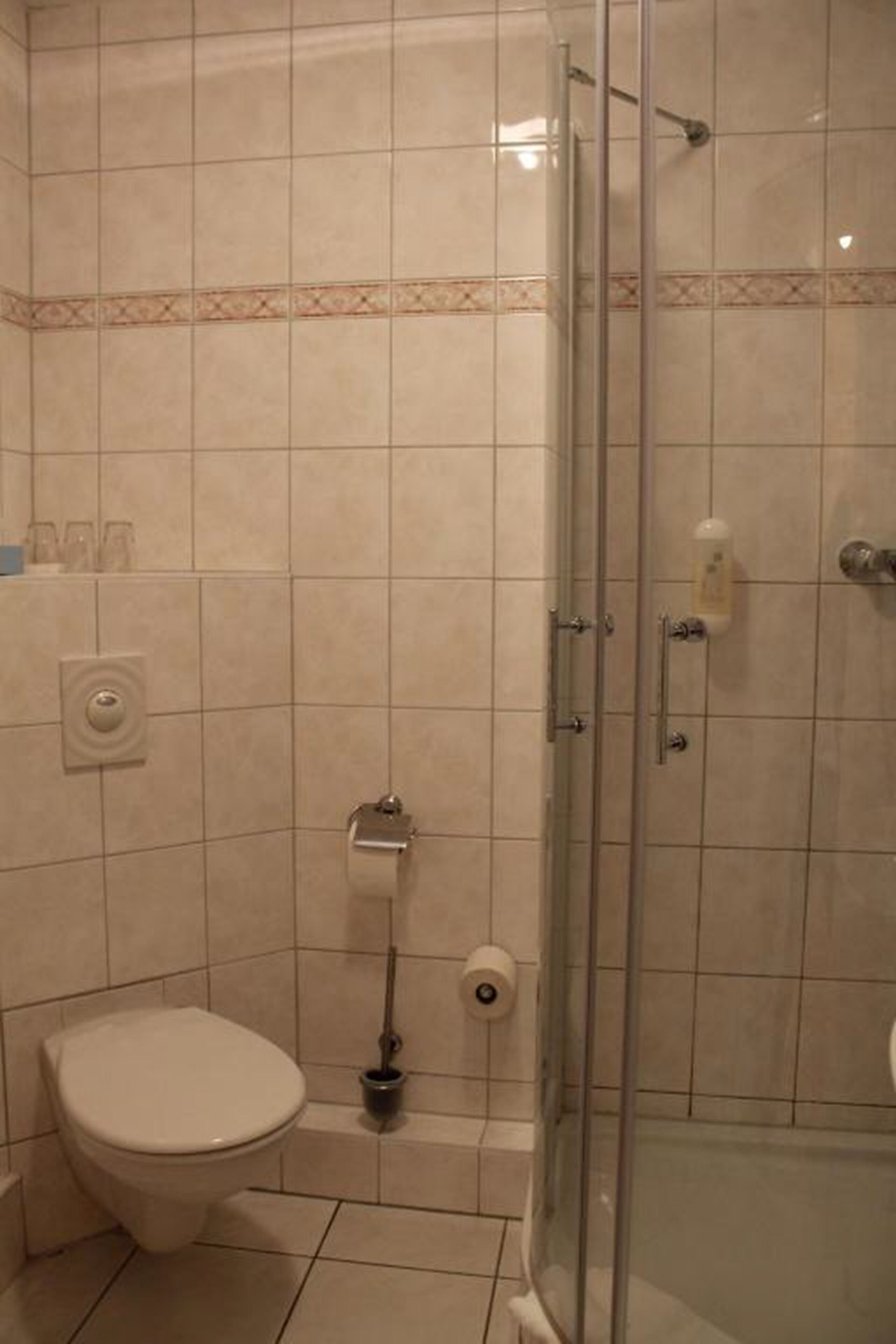 triple room (souterrain) | bathroom | shower, hair dryer, towels