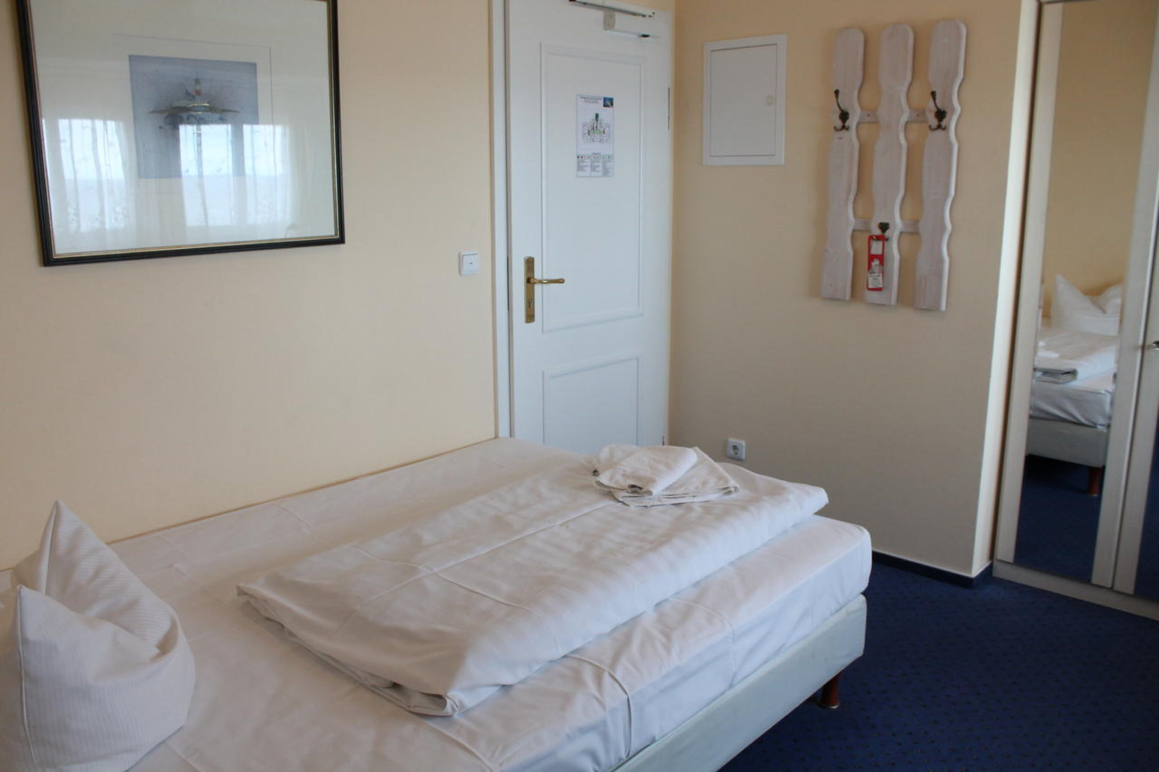 single room | free cots/infant beds, free wifi, bed sheets