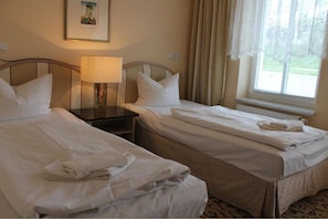 Free cots/infant beds, free WiFi, bed sheets - Hotel Stolteraa (Rostock)