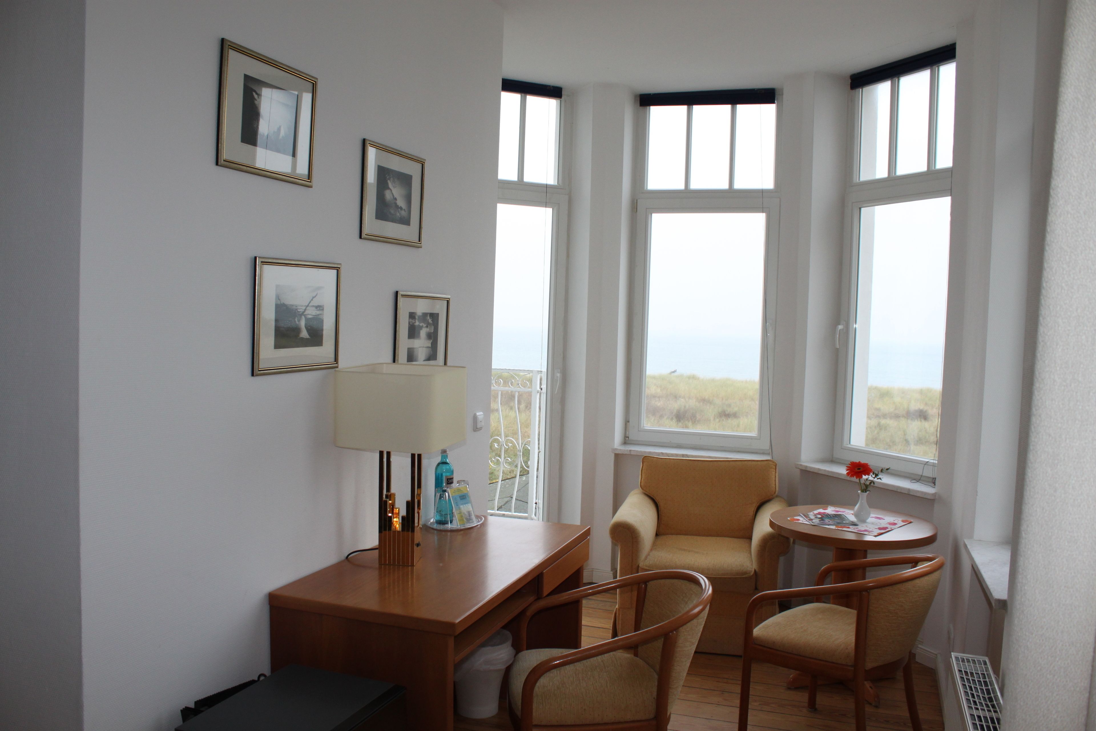 double room | living area | flat-screen tv