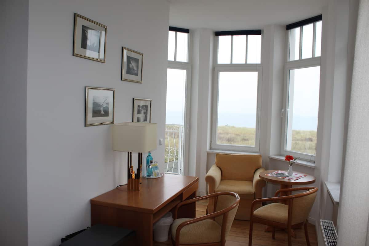 double room | living area | flat-screen tv