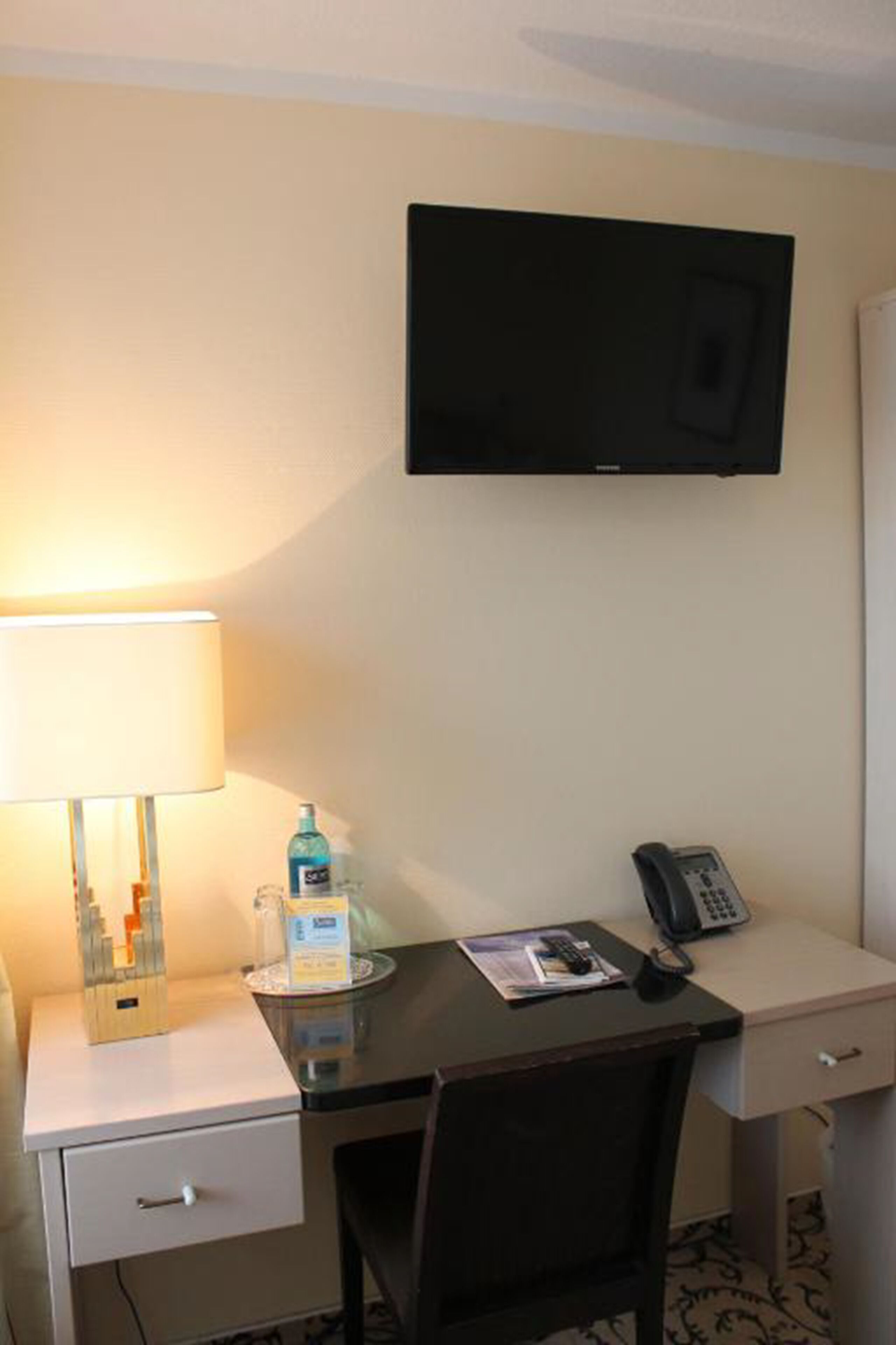 triple room (souterrain) | living area | flat-screen tv