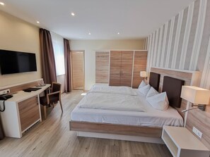 Minibar, in-room safe, desk, laptop workspace - Wald-Hotel Sellin (Sellin)