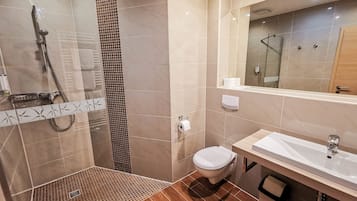 Quarto casal (with balcony or terrace) | Banheiro | Chuveiro, secador de cabelo, toalhas de banho