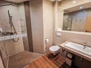 Double Room (with balcony or terrace) | Bathroom | Shower, hair dryer, towels - Wald-Hotel Sellin (Sellin)