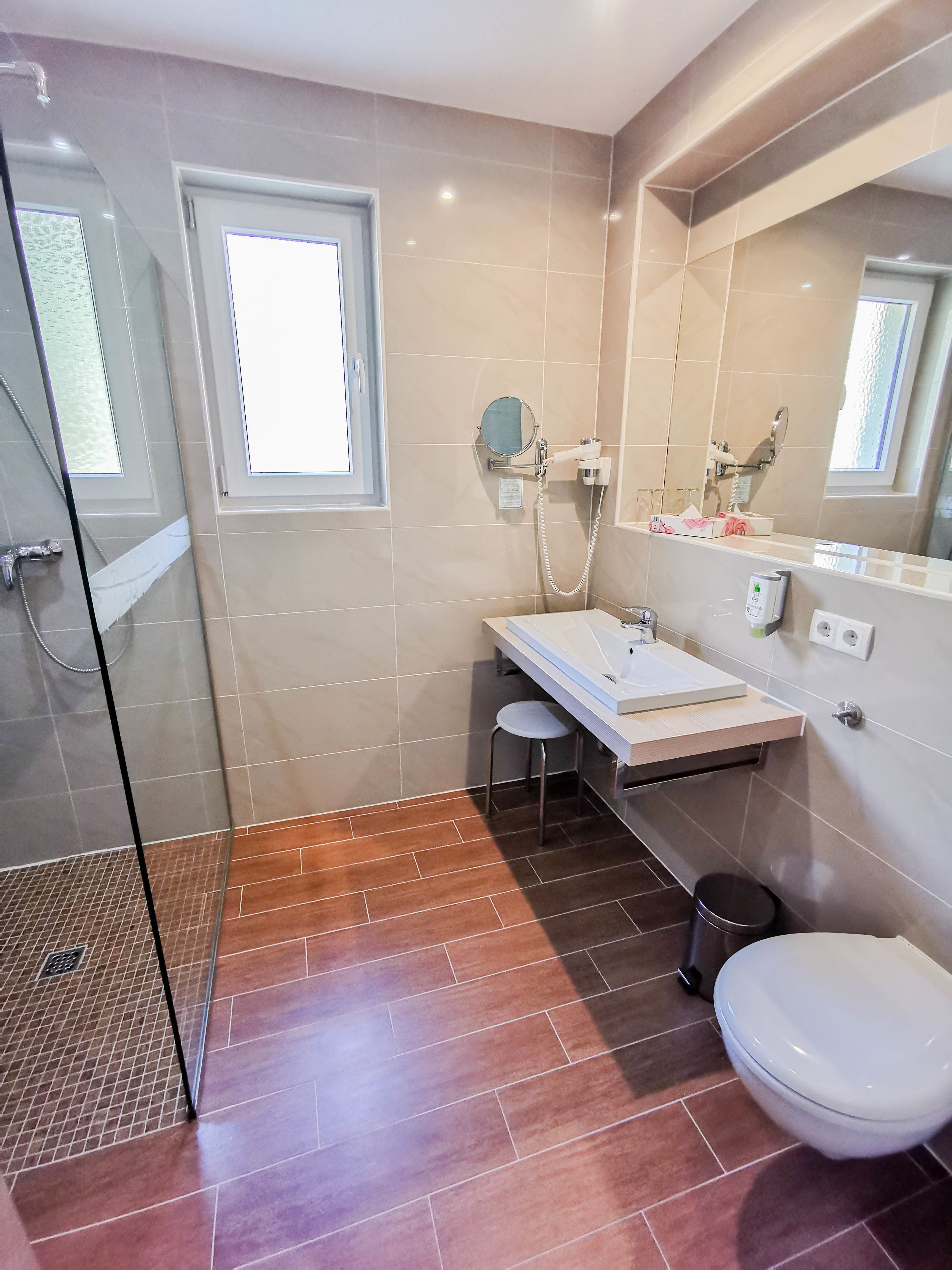 junior suite, terrace | bathroom | shower, hair dryer, towels