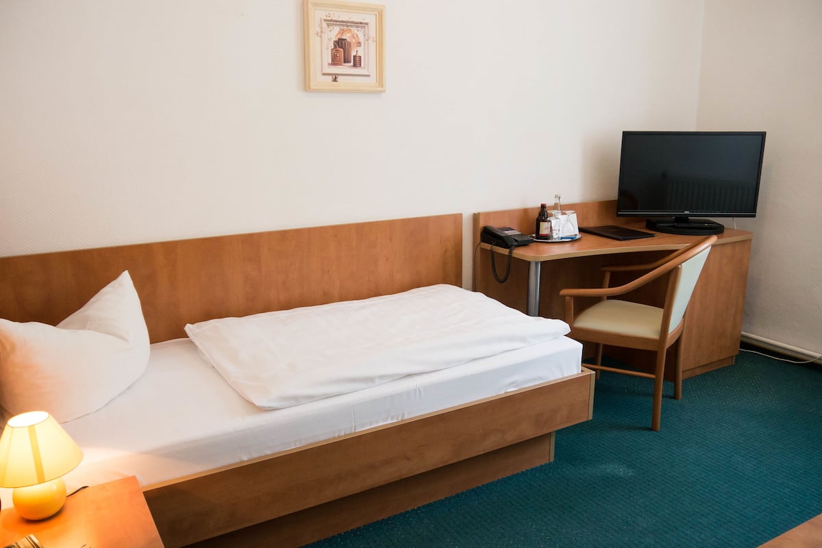 Single Room | Minibar, in-room safe, desk, laptop workspace
